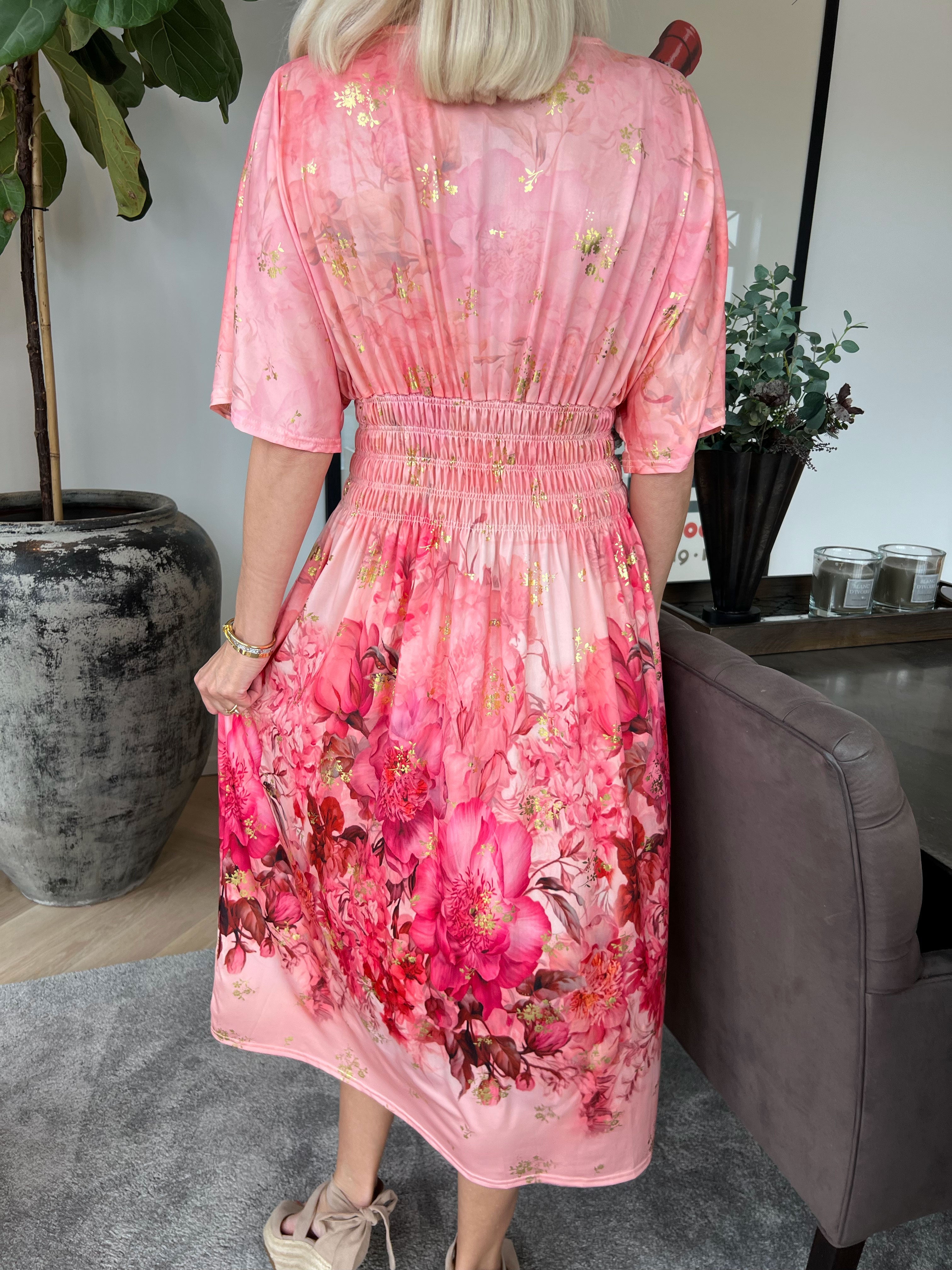 Pams Ethereal Midi - Elastisk kjole med blomster motiver og guld detaljer